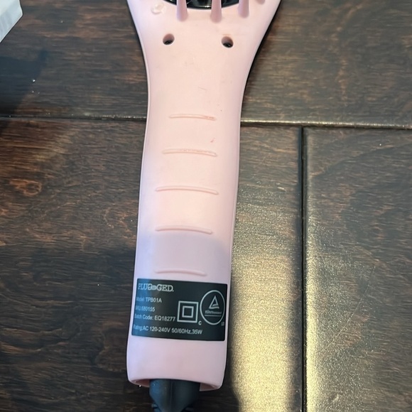 Plugged In pink hair straightener brush - Picture 5 of 7